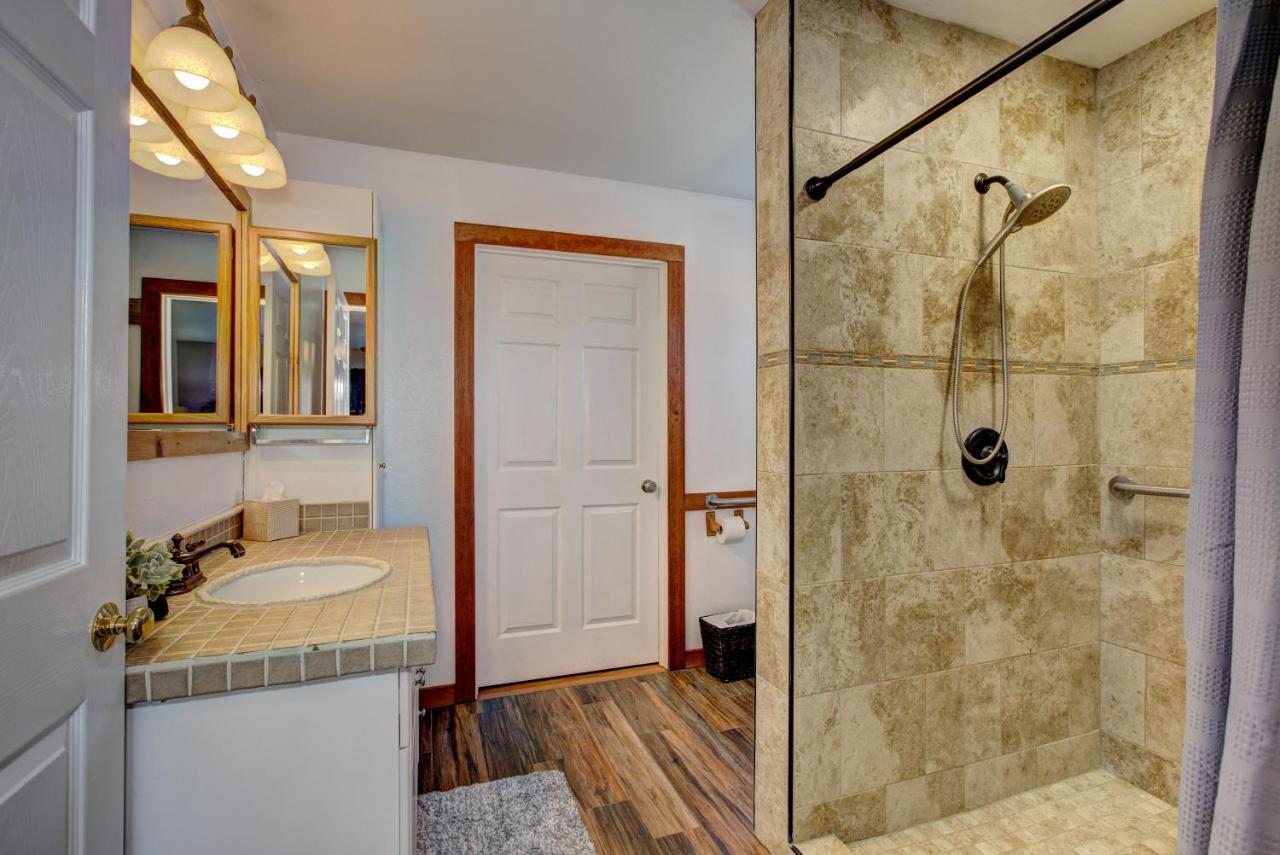 Twin Pines Cabin In Wilderness Ranch On Hwy 21, Amazing Views, 20 Ft Ceilings, Fully Fenced Yard, Pet Friendly, , Go Paddle Boarding At Lucky Peak, Or Snowshoeing In Idaho City And Take In The Hot Springs, Sleeps 10! Boise Eksteriør billede